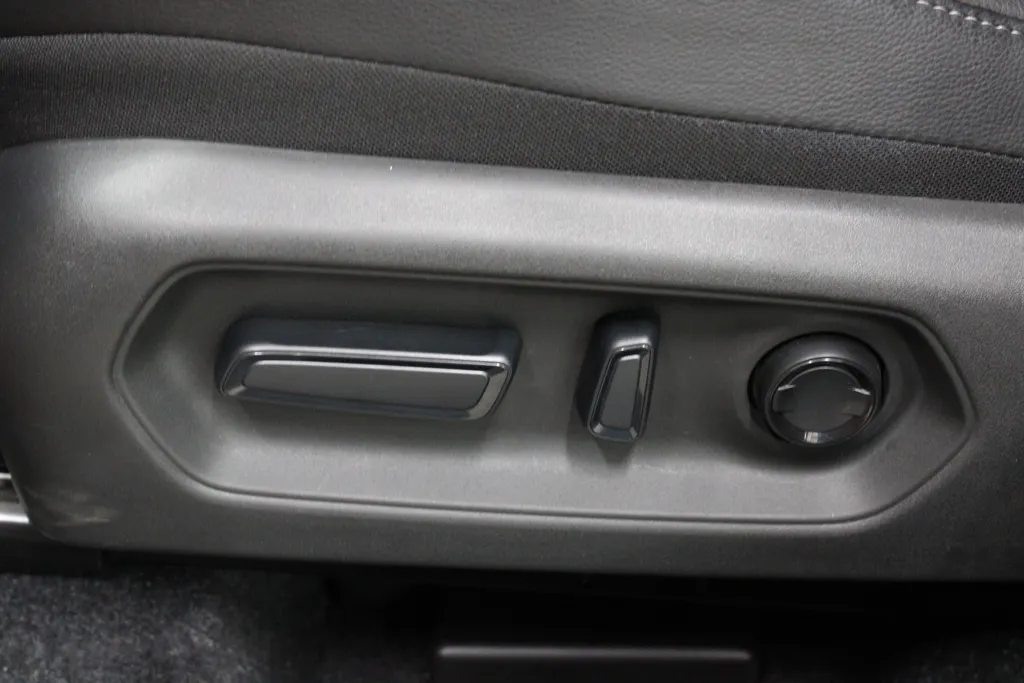 Suzuki e Vitara Style 61 kWh / Stoel + Stuurverwarming / 360° Camera / Navigatie /