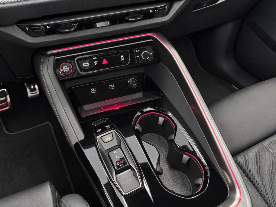 Audi Q5 Sportback e-hybrid quattro S edition Competition 367 PK · Glazen panoramadak · Head-up display · B&O premium 3D