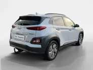 Hyundai Kona EV Limited Sky 64 kWh | Zeer compleet | 99% SOH | Open dak | Lederen bekleding | Trekhaak | Stoel verwarming & koeling | Stuurverwarming |