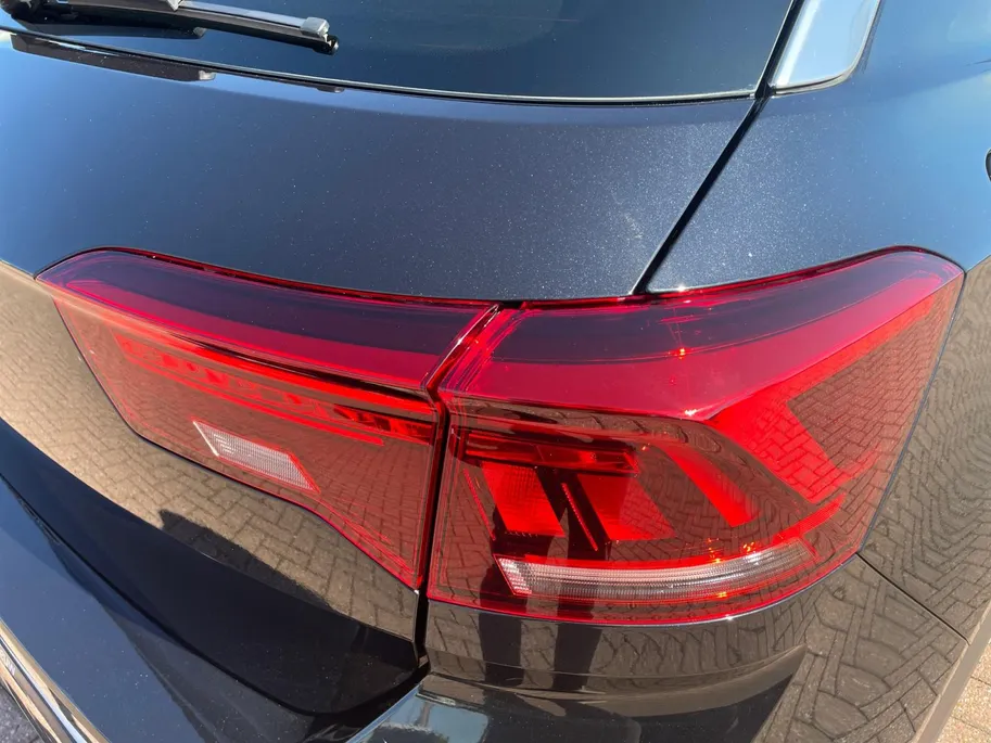 Volkswagen T-Roc 1.5 TSI R-Line Edition *Automaat*Navi via Carplay*Camera*Schuif/kanteldak*Climate Control*Adapt. Cruise Control*LM.Velgen*Zeer nette auto!