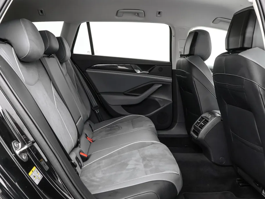 Volkswagen Passat Variant 1.5 eTSI 150pk DSG Business · Camera · Stuur- & Stoelverwarming · Apple/Android Car Play · Massagefunctie Voorstoelen · Garantie t/m 11-06-2028 of 100.000km