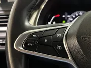 Renault Captur 90PK TCe Intens | 9,3' Navi | Camera | Climate Control | Parkeersensoren | Apple CarPlay/Android Auto | Cruise Control | Lichtmetalen Velgen | Armsteun | Full LED |