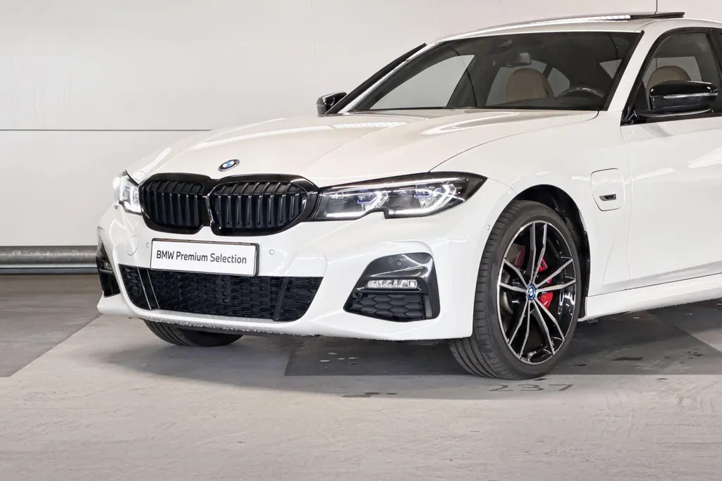 BMW 3 Serie Sedan 330e xDrive High Executive