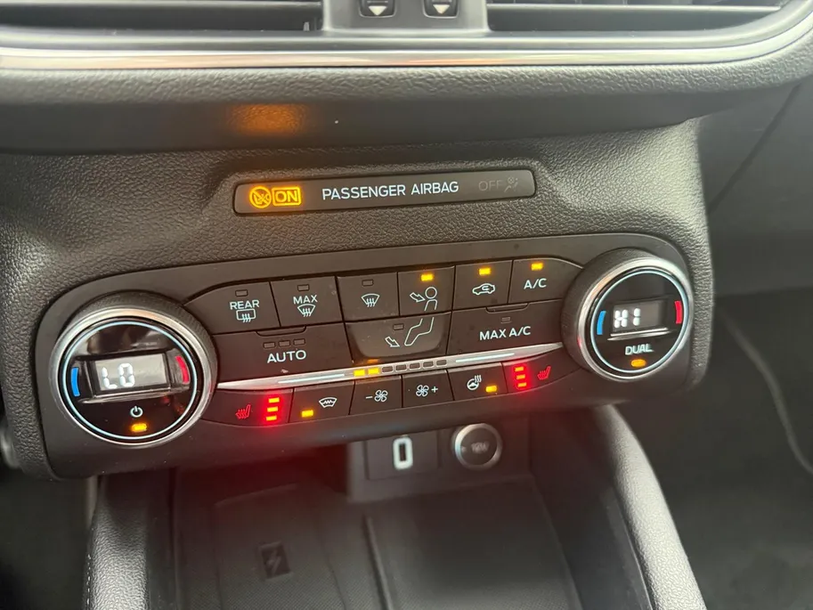 Ford Focus Wagon 1.0 EcoBoost Titanium Business | Trekhaak | HUD | Achteruitrijcamera | Winter Pack | Dodehoek detectie | Elektr. Achterklep | 12 maanden garantie! |