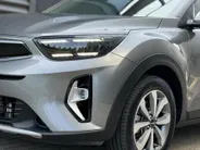 Kia Stonic 1.0 T-GDi MHEV DynamicPlusLine | Apple Carplay / Android Auto | Navigatiesysteem | Stoel + Stuurverwarming | Licht + Regensensor | Parkeersensoren + Camera Achter | Cruise Control | 16' Lichtmetalen Velgen