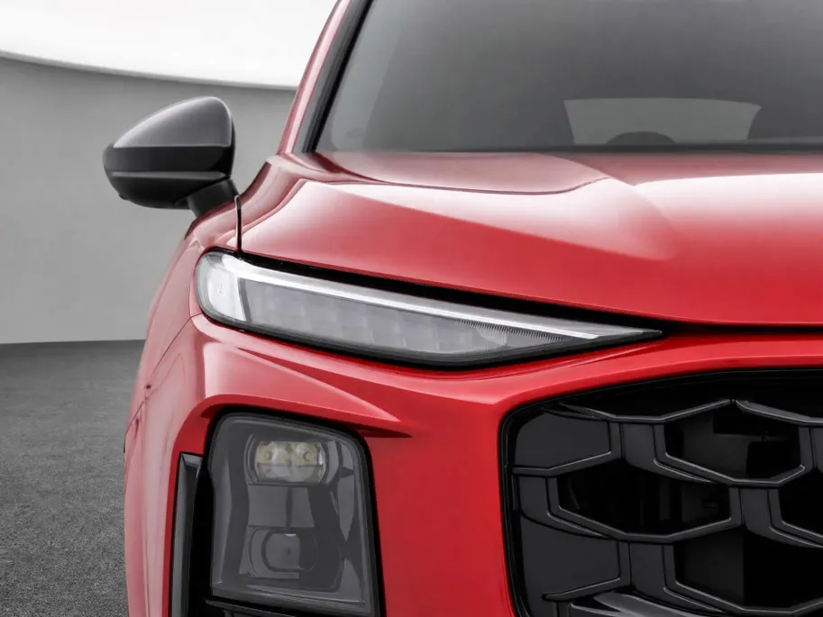 Audi Q3 Sportback 1.5 200kW e-hybrid S edition 272 PK · Tech pro · Glazen panoramadak · Sportstoelen alcantara met rode stiksels