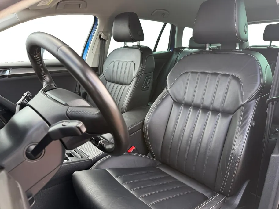 Škoda Superb Combi 1.4 TSI iV Business Edition Plus *Automaat*Navi+Camera*Parkeersensoren*Elekt. Stoelen*Lederen bekleding*Winter Pack*VOL OPTIES!