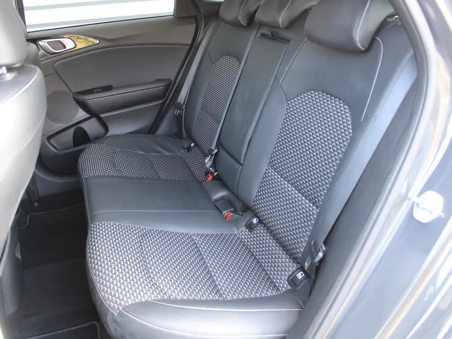 Kia Ceed Sportswagon 1.5 T-GDi DynamicPlusLine | Stoel- & stuurverwarming | Camera | Clima | Cruise adapt. | LED | Navi | Elek. achterklep | 16' LM |
