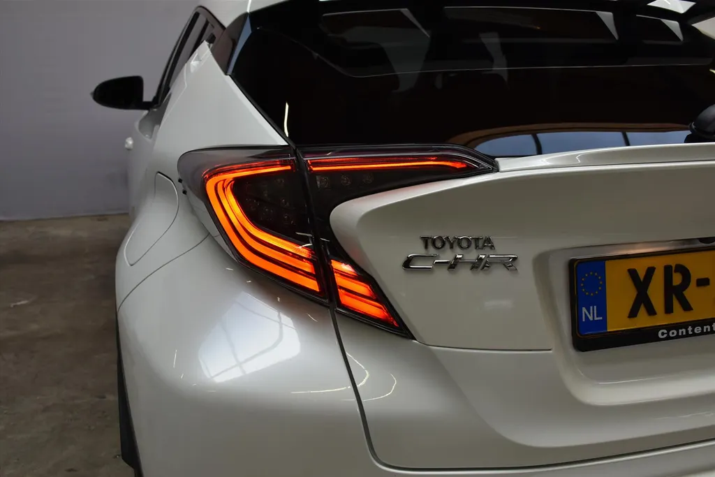 Toyota C-HR 1.8 Hybrid 122pk CVT Bi-Tone Navigatie | Cruise | Clima | PDC |Half Leer | Parlemoer Wit