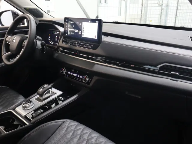 Mitsubishi Outlander 2.4 PHEV Instyle Trekhaak | Panodak | Adaptive Cruise | All Seas