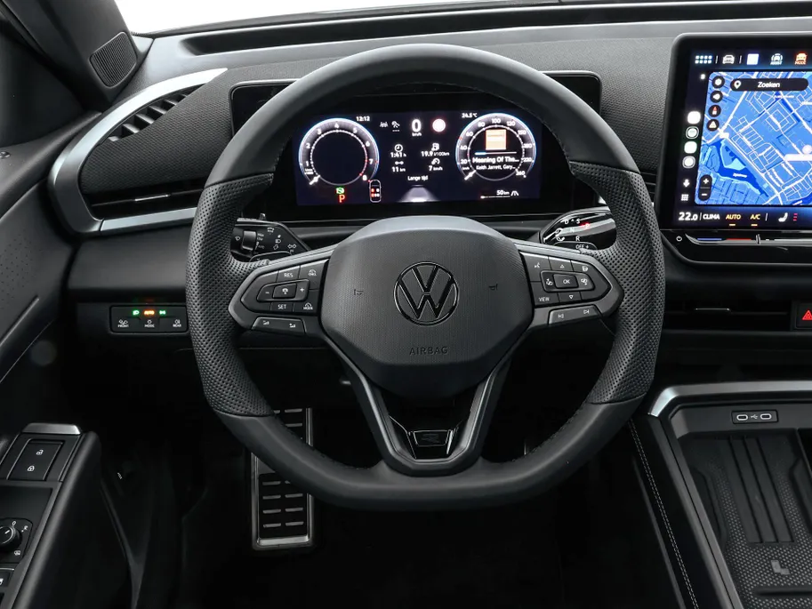 Volkswagen T-Roc R-Line First Edition 1.5 eTSI 150 PK 7 versn. DSG · Electrische achterklep · Achteruitrijcamera · Draadloze telefoonlader · Voorraad OUTLET · Prijs is inclusief inruilpremie ·
