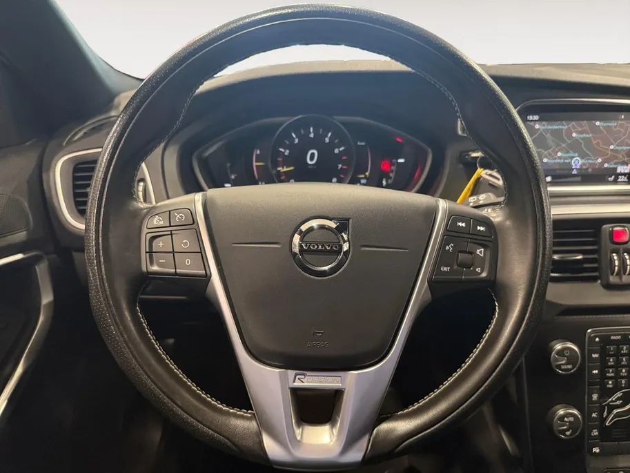 Volvo V40 1.5 T3 Polar+ Sport *Panorama*Aut.*Navi+Camera*Harman/Kardon*Stoel Verw.*Sportieve Auto!