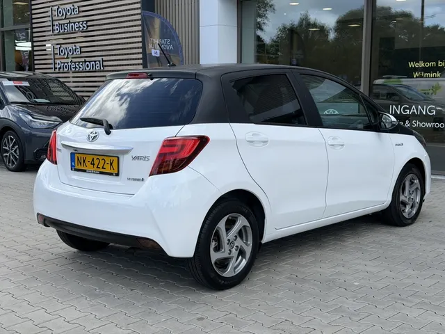 Toyota Yaris 1.5 Hybrid Trend Bi-Tone | Leer | Navigatie | LM Velgen