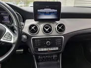 Mercedes-Benz GLA 180 Business Solution AMG AUTOMAAT | Trekhaak | Schuif/kanteldak | Navigatie | Camera | AMG-styling | Climate | Sensoren | Apple Carplay/Android Auto | Cruise | Stoelverwarming