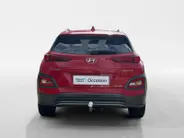 Hyundai Kona EV Fashion 64 kWh 204PK | Warmtepomp | SOH 100 % | Navigatie | Apple Carplay & Android Auto | Adaptive cruise control | Climate control | Head-up display | Parkeersensoren achter | Trekhaak |