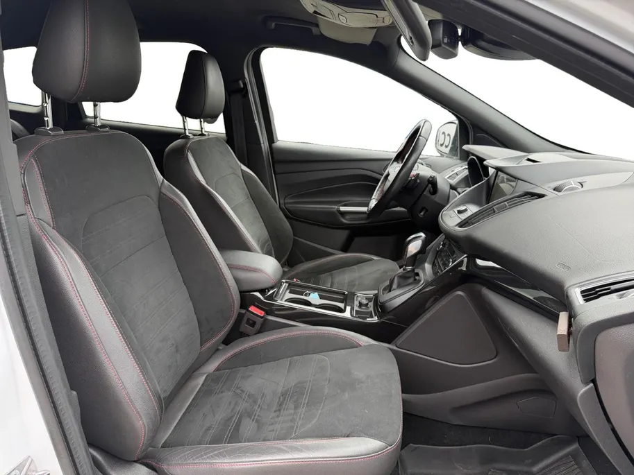 Ford Kuga 1.5 EcoBoost ST Line | Winter en zomerset | Navi |