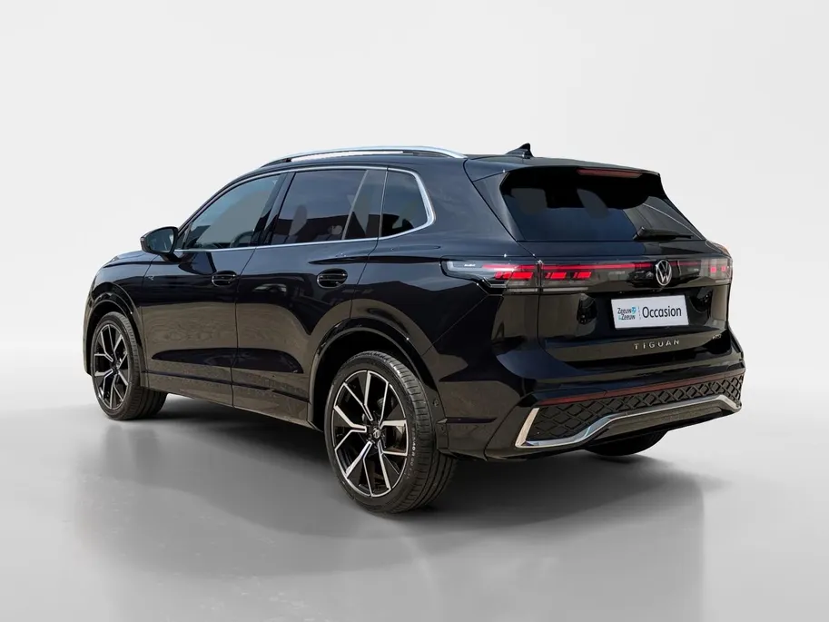 Volkswagen Tiguan 1.5 eTSI R-Line Business | Elektrisch wegklapbare trekhaak | Stoelmassage | Elektrisch bedienbare achterklep | Achteruitrijcamera | Parkeersensoren voor- en achter | Navi | Adaptive cruise control | Sportstoelen