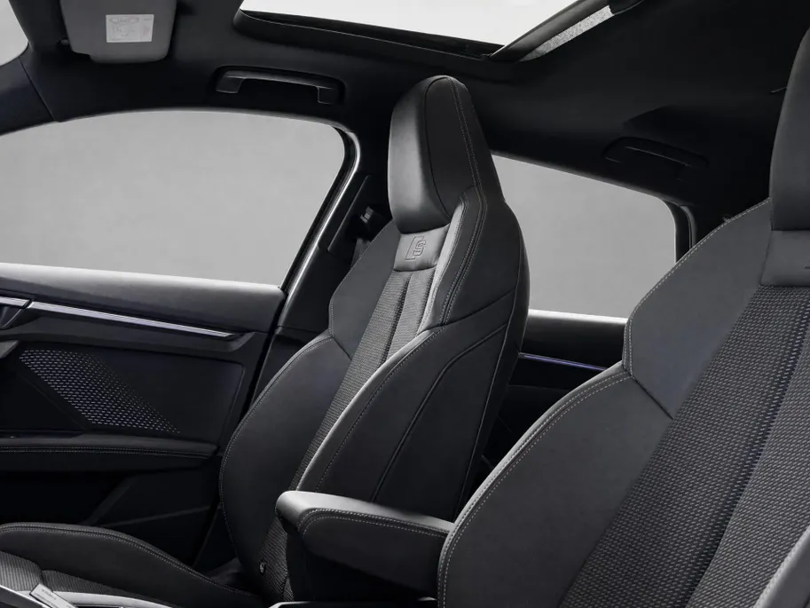 Audi A3 Sportback 40 TFSI e S edition 204 PK · Glazen panoramadak · SONOS premium 3D · Lichtpakket pro ambient light · MEGA Sale