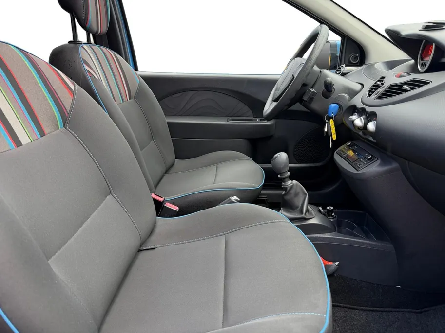 Renault Twingo 1.2 16V Parisienne | Zeer nette auto | Open dak | Bluetooth Radio | Airconditioning | Afneembare Trekhaak | 12 maanden BOVAG garantie |