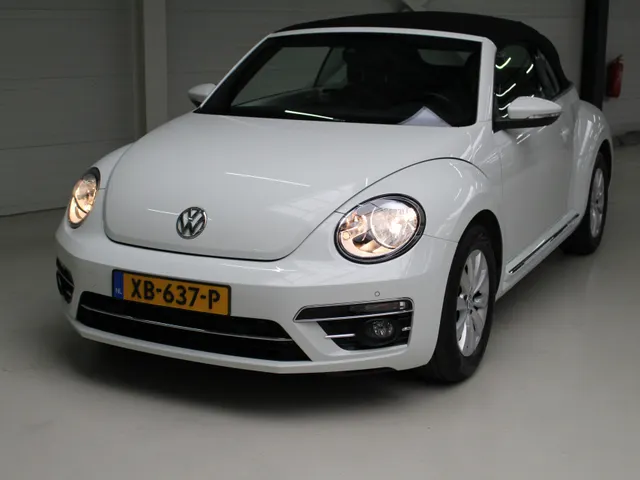 Volkswagen Beetle Cabriolet 1.2 TSI 105pk handgeschakeld | Navigatie | PDC | Stoelverw.