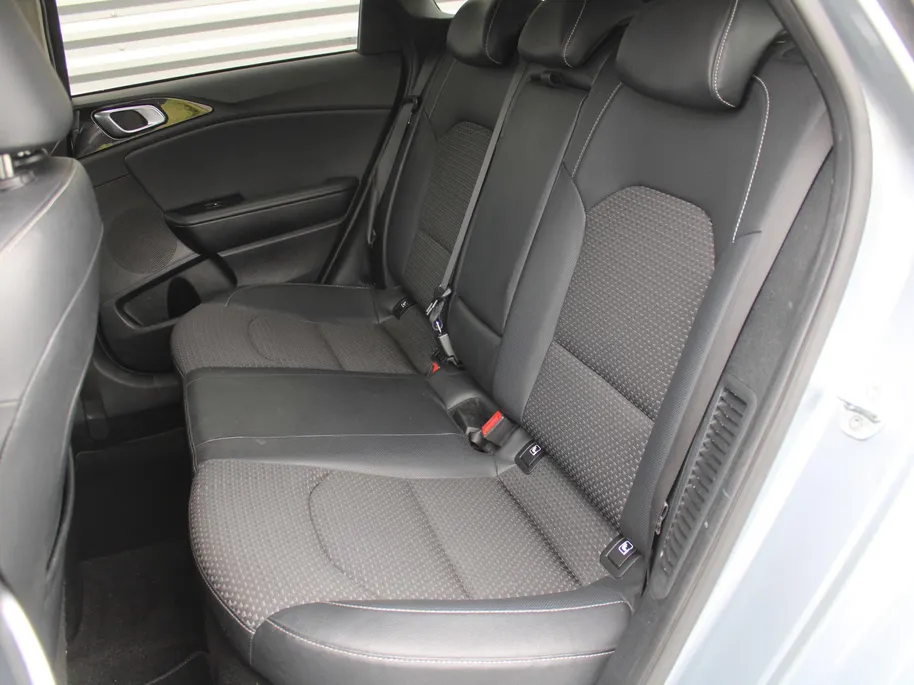 Kia Ceed Sportswagon 1.6 GDI PHEV DynamicPlusLine | Trekhaak | Stuur-/stoelverwarming | Plug-in | 16" LM | Clima | Camera | Cruise adapt. | Navi | LED |