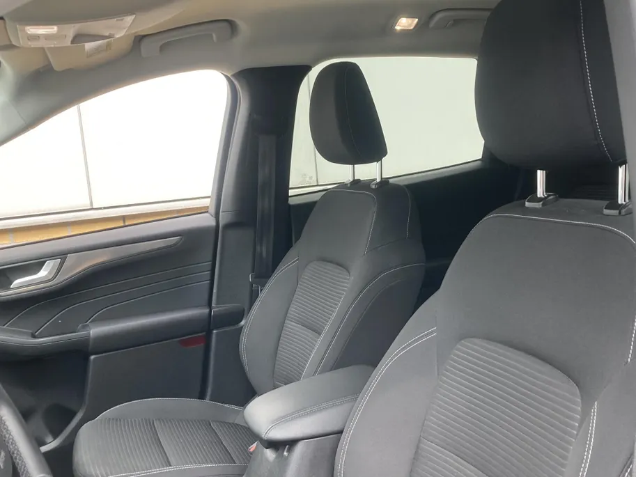 Ford Kuga 2.5 PHEV 225 pk Titanium Winter Pack - Draadloos opladen telefoon Origineel NL auto met weinig km.