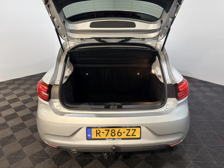 Renault Clio 90PK TCe Evolution | 1ste Eigenaar | Trekhaak 900KG Trekgewicht | Navigatie | Apple Carplay/Android Auto | Parkeersensoren | LED Lampen | Lichtmetalen Velgen | Licht & Regen Sensor |