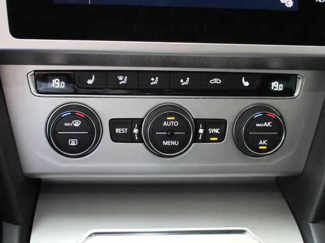 Volkswagen Passat Variant 1.5 TSI DSG Comfortline Navigatie | Camera | Trekhaak | Stoelverwarming