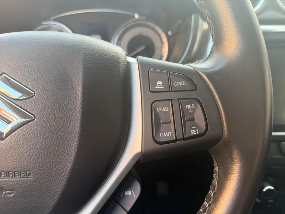 Suzuki Vitara 1.4 Boosterjet Comfort Smart Hybrid | Afneembare Trekhaak| Multimedia systeem| Climate Control| Keyless start| Parkeersensoren voor en achter| Stoel verwarming| Adaptieve cruise control