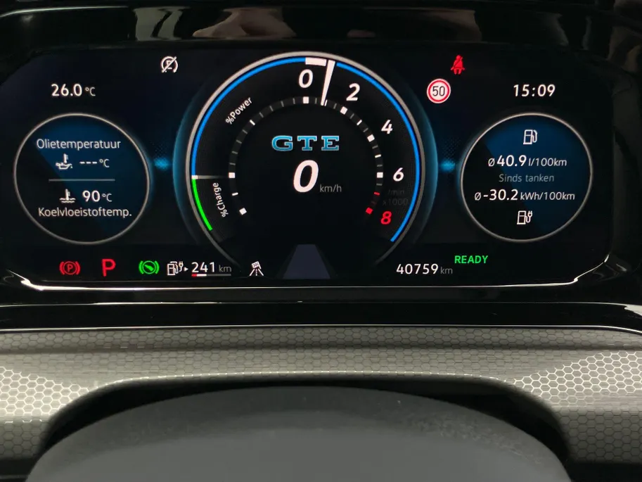 Volkswagen Golf 1.4eHybrid 180kW/245PK GTE · Panoramadak · Dodehoeksensoren · Navigatie · Apple/Android Car Play · Camera · Stoelverwarming ·