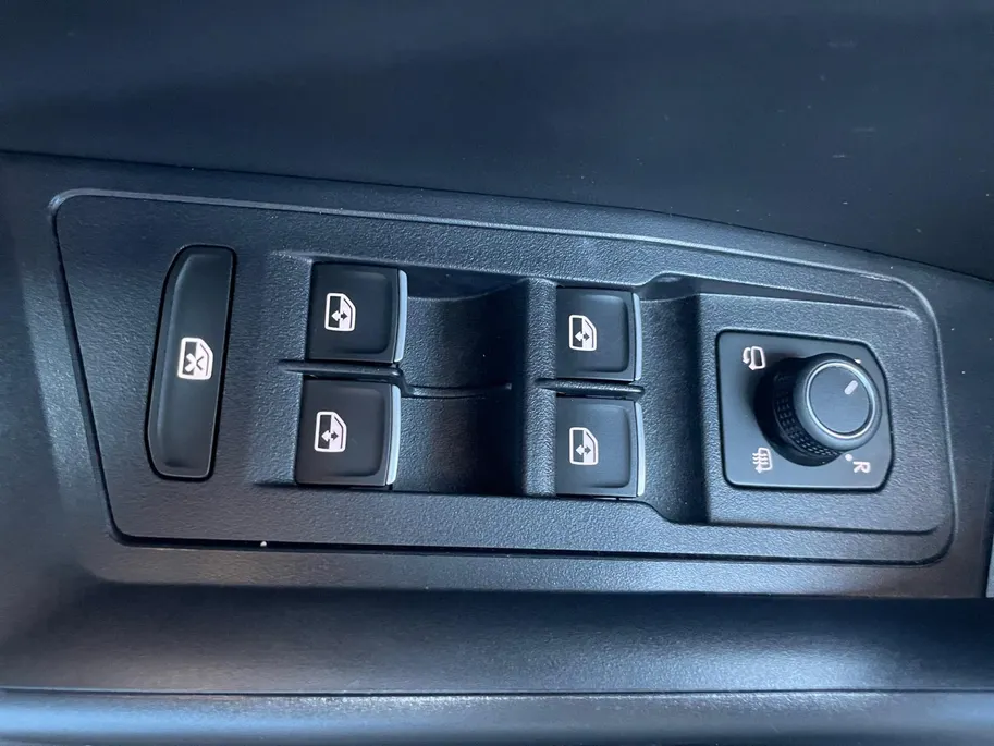 Volkswagen T-Roc 1.5 TSI R-Line Edition *Automaat*Navi via Carplay*Camera*Schuif/kanteldak*Climate Control*Adapt. Cruise Control*LM.Velgen*Zeer nette auto!