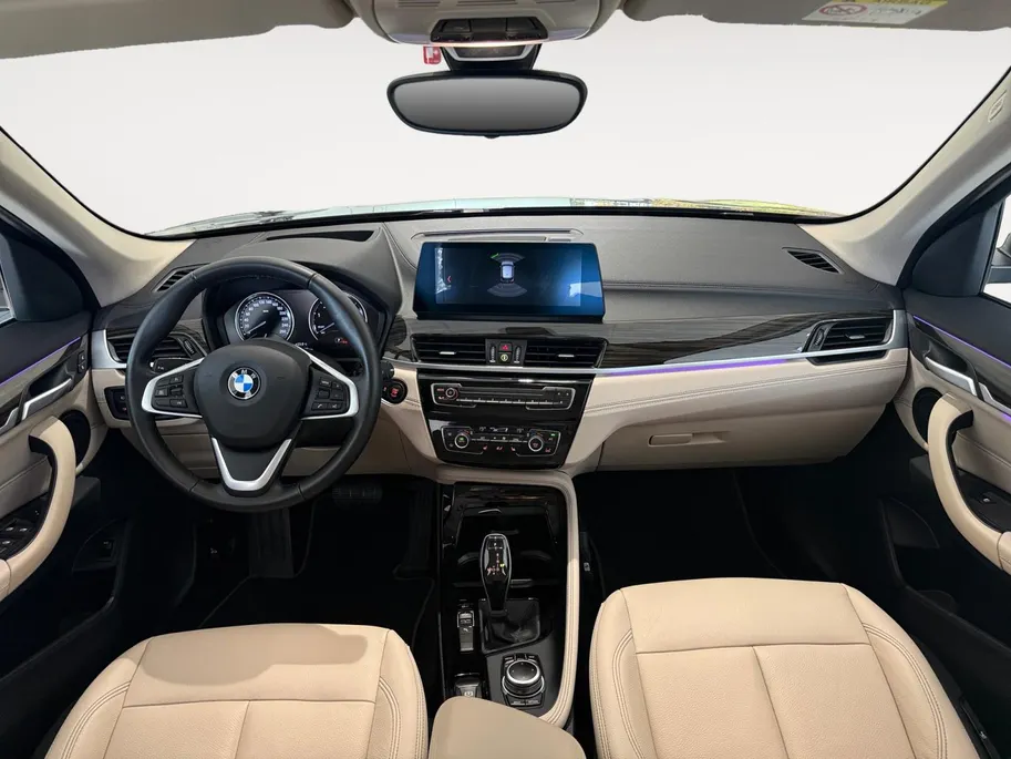 BMW X1 sDrive18i Business Edition Plus | Trekhaak | Leder | Navi | Stoelverwarming | Head-Up Display | Ambient Lighting | NL AUTO | Cruise Control | Climate Control | 12 maanden Bovag garantie |