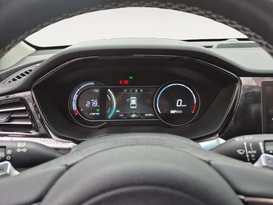 Kia e-Niro DynamicPlusLine 64 kWh | Airco | Navi | Camera | Privacy Glass | Trekhaak | Stoelverwarming | Stuurverwarming