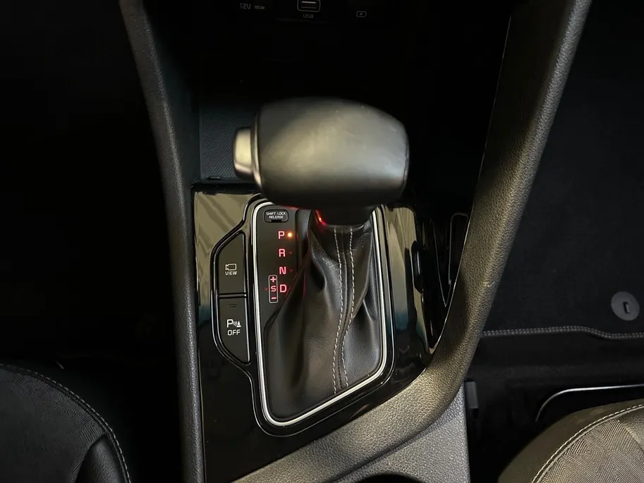 Kia Niro 1.6 GDi Hybrid DynamicLine | Apple Carplay / Android Auto | Navigatiesysteem | Licht + Regensensor | Parkeersensoren + Camera Achter | Climate Control | Cruise Control Adaptief | Rijstrooksensor + Correctie