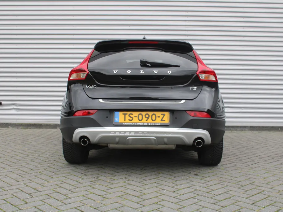 Volvo V40 Cross Country 1.5 T3 Dynamic Edition | Trekhaak | 17' LM | Panoramadak | Leer | PDC v+a | Camera | Stoel-/voorruitverwarming | HK audio |