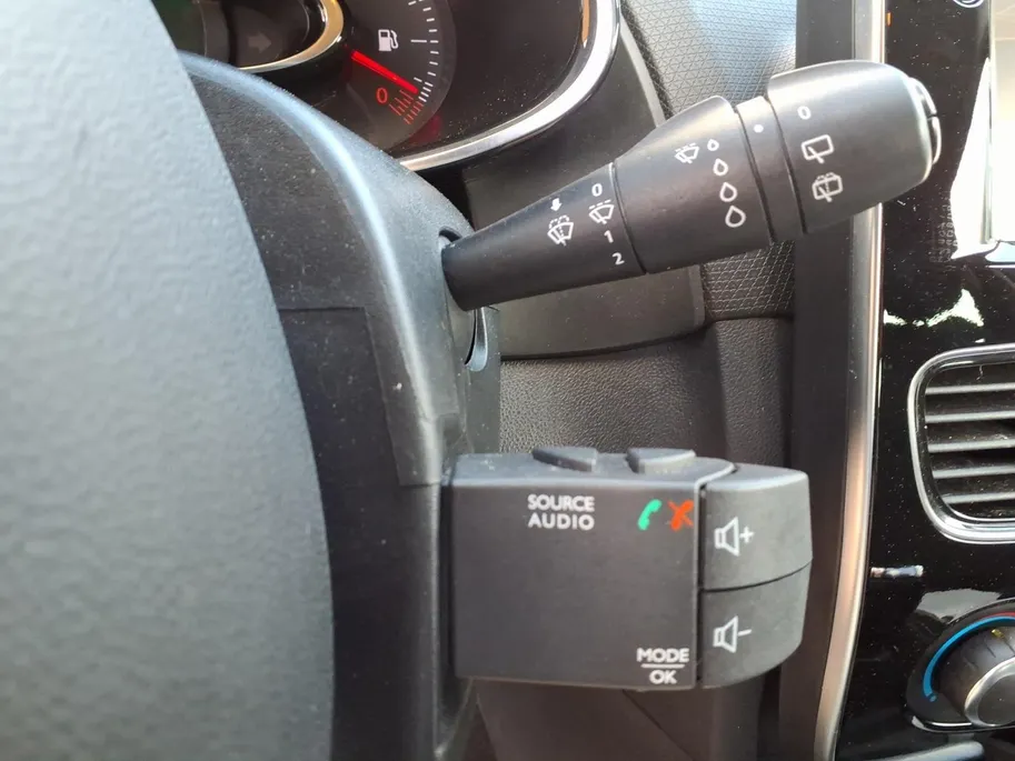 Renault Clio 0.9 TCe Limited navi , airco , trekhaak , lm velgen , parkeersensor , tel , usb .