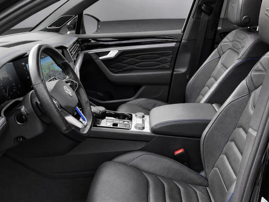 Volkswagen Touareg 3.0TSI 340kW/462PK R-line · Panoramadak · Trekhaak · Leder · Luchtvering