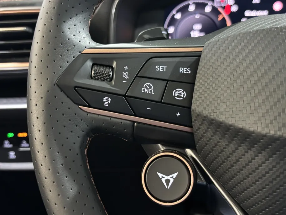 CUPRA Formentor 1.5 - 204PK TSI e-Hybrid Business Automaat | NIEUWE AUTO | Elektrisch Wegklapbare Trekhaak | Schuif/Kantel Dak | Digital Cockpit | Camera | Parkeersensoren | Stoelverwarming | Stuurwielverwarming | Apple CarPlay/Android Auto |