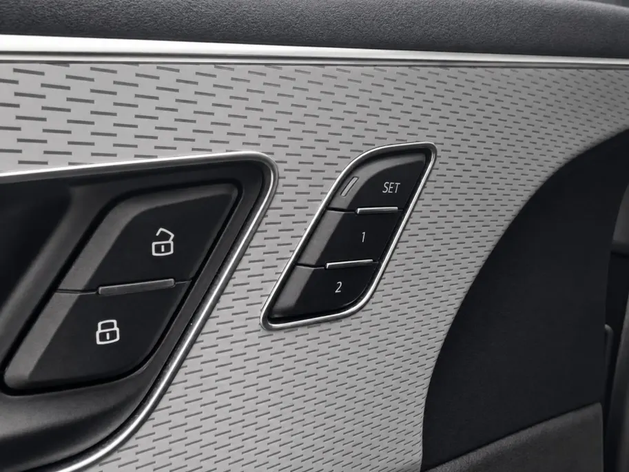 Audi Q8 60 TFSIe 490pk Tiptronic Quattro Pro Line S Comp · 360 Camera · Luchtvering · Laser LED · Wegklapbare Trekhaak · Elek. Voorstoelen · Nachtzicht · 23'' Inch · Garantie t/m 11-03-2031 of 100.000km