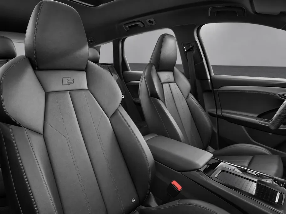 Audi Q6 e-tron S edition 83 kWh 252 PK · Trekhaak elek. wegklapbaar · Optiekpakket zwart · Zwart lederen S-line bekleding