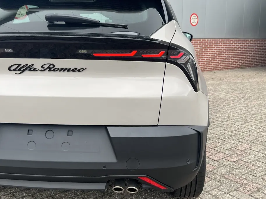 Alfa Romeo Junior 1.2 Turbo 136 PK Ibrida | Carplay | Cruise | LED | Clima | 17'
