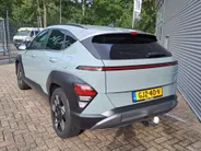 Hyundai Kona 1.6 GDI HEV Comfort Smart AUTOMAAT | Trekhaak | Stoel/Stuur verwarming | Camera | Navigatie | Adaptieve Cruise | Apple Carplay/Android Auto | Hybride