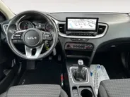 Kia Ceed Sportswagon 1.5 T-GDi DynamicLine | All-Seasonbanden | Apple Carplay / Android Auto | Navigatiesysteem | Parkeersensoren Voor + Achter | Parkeercamera Achter | Licht + Regensensor | Cruise Control | Climate Control | 16'Lichtmetalen velgen