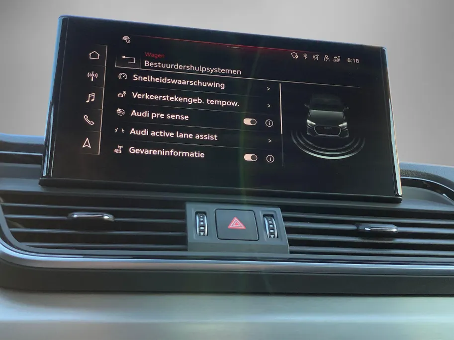 Audi Q5 50TFSIe 299PK S line · Panoramadak · Trekhaak · Camera + parkeersensoren · Apple/Android Car Play · Stoelverwarming ·