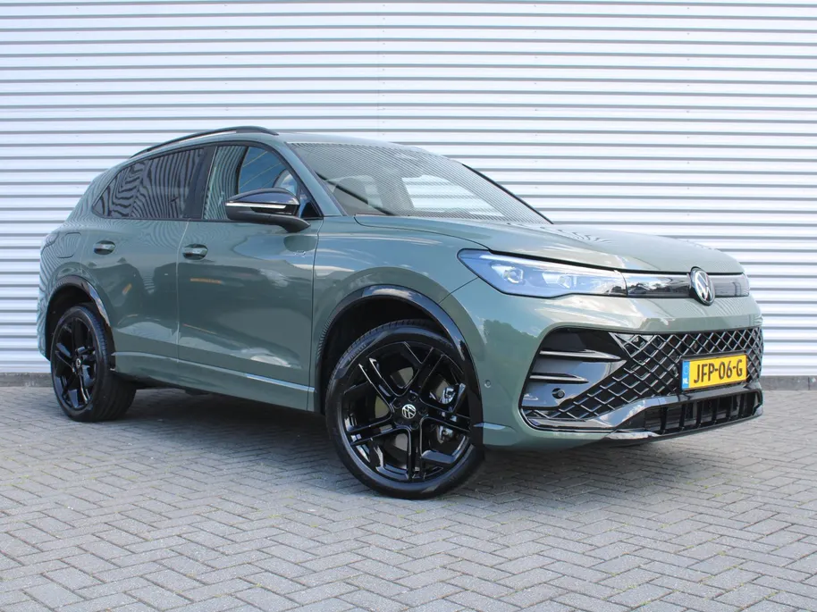 Volkswagen Tiguan 1.5 eHybrid R-Line Edition | Elek. trekhaak | Schuifdak | Stuur-/stoelverwarming + massage | Camera | 20' LM | HUD | LED | Dodehoek detectie | Nieuwstaat | BTW auto |