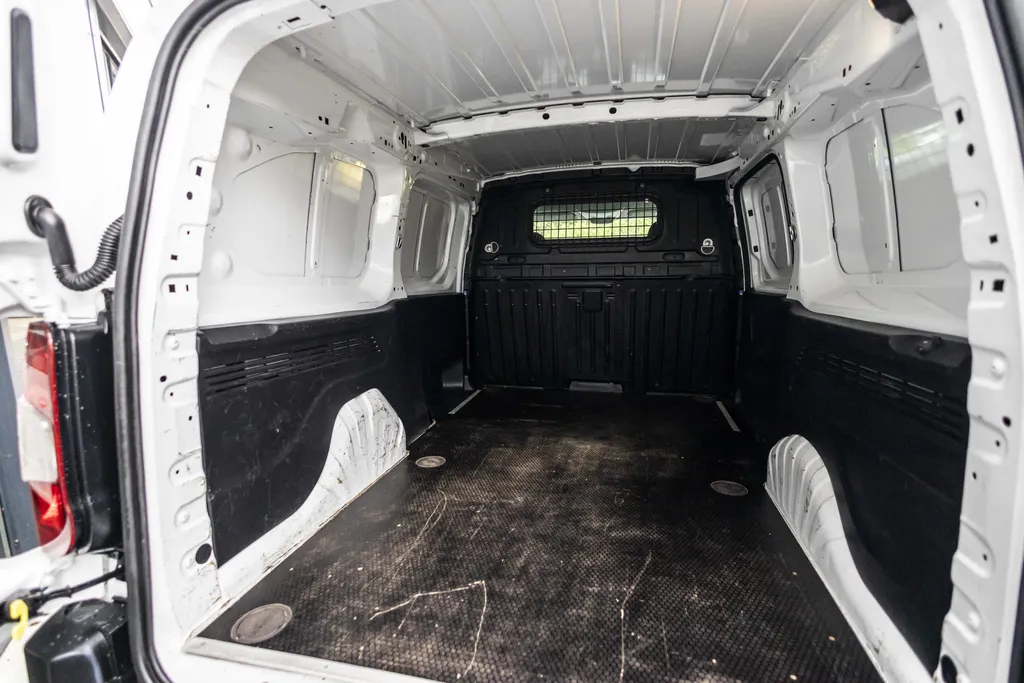Peugeot Partner 1.5 BlueHDI Pro Long EX.BTW | Inclusief Imperial met ladderrol | All Season banden |