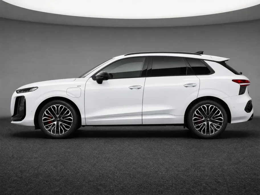 Audi Q3 1.5 200kW e-hybrid S edition 272 PK · Tech pro · Glazen panoramadak · MMI experience pro