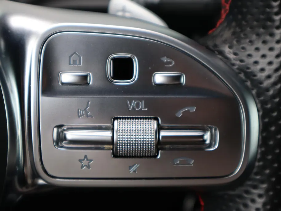 Mercedes-Benz GLA 200 Business Solution AMG l Trekhaak l Keyless l Panoramadak l Ambiente lichtpakket