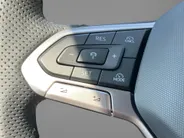 Volkswagen Golf 1.5 eTSI 150pk DSG R-Line Edition · Panoramadak · Apple/Android Car Play · Camera + Parkeersensoren · Garantie t/m 28-07-2030 of 100000km.