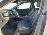 Voyah Courage Business Edition 80 kWh Full Option | Direct Leverbaar | Head Up Display | Stoel koeling,-verwarming & massage | Memorystoelen | 360 Camera | Level 3 Autonoom rijden | Schuif- & Kanteldak | Draadloze Telefoonlader | Elektrische Achterklep |